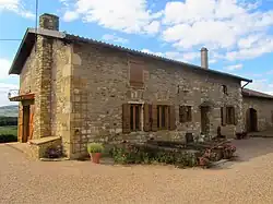 Maison typique en pierre dorée à Anse.