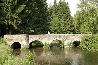 Le pont Marie-Thérèse (XVIIIe siècle) sur la Lesse.