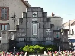 Le monument aux morts à Maizy.