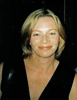 Femme blonde souriante, de face.