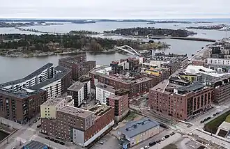 Les Kruunusillat en construction, vus de la tour Majakka en novembre 2022. Dans la partie supérieure  droite de l'image, le pont de Finke est visible.