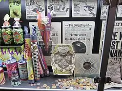 Dans une vitrine sont exposés divers accessoires en papier et boites colorées.