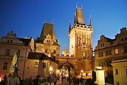 Tours à la tombée de la nuit.