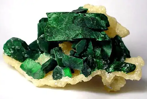 Malachite et azurite sur smithsonite 0,8&nbsp;×&nbsp;6&nbsp;×&nbsp;4,5&nbsp;cm. Tsumeb Mine (Tsumcorp Mine), Tsumeb, Otjikoto (Oshikoto), Namibie.