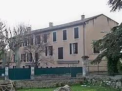 Grande bâtisse de deux étages.