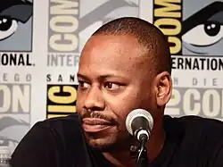 Malcolm Barrett interprète Rufus Carlin.