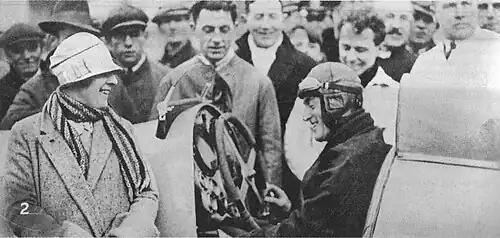 Carmathen 1927: Campbell explique aux spectateurs le fonctionnement de l'engin