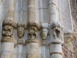 Chapiteaux des colonnes engagées du portail, à droite