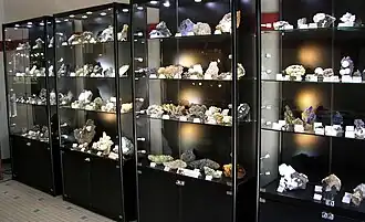 Vitrines de minéraux de la mine des Malines exposés lors de la bourse de Millau (édition 2019).