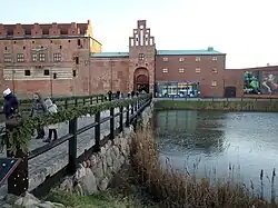 Pont menant à la cour et à l'entrée du musée d'art de Malmö.