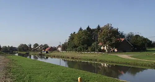 Le canal longeant le village-rue.