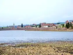 Malpas, vu de la rive Nord-Est du lac.