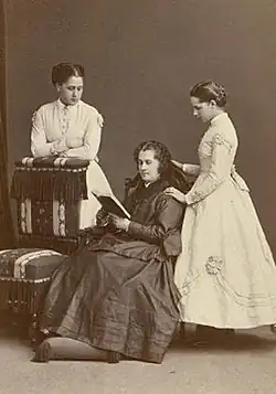 La comtesse Panina, née Maltsova, avec ses filles Anastasia et Irina, vers 1870.