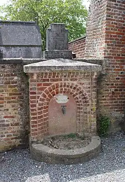 Fontaine-hommage de Pierre Larue, bienfaiteur du village.