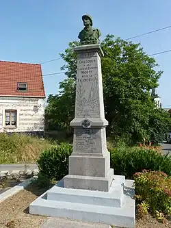 Le monument aux morts de Crecques.