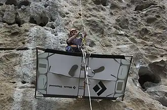 Vue d'un portaledge par en-dessous.