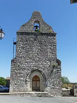 Sa façade orientale avec clocher-mur.