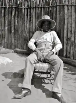 Photographie de Mandume ya Ndemufayo, chef des Ovambos, avant 1916.