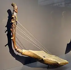 Harpe à tête sculptée.