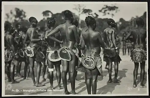 Toilette des femmes  (phot. Casimir Zagourski).