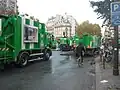 Engins de voiries nettoyant les voies après une manifestation.
