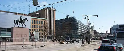 Statue du Maréchal Mannerheim  et le musée Kiasma en arrière-plan)