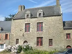 Le manoir de Tréhiguier (XVIIe&nbsp;siècle), situé rue du Port, à proximité du port.