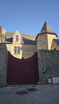 Manoir de la Prévôté, demeure du  prévôt, le plus haut dignitaire des chanoines de la collégiale Saint-Aubin.