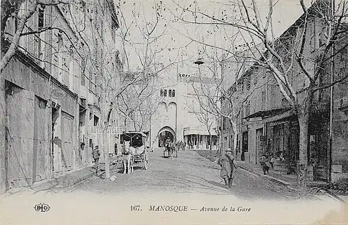 Avenue de la Gare (aujourd'hui rebaptisée avenue Jean Giono) à Manosque en 1900, époque de l'enfance de Giono.