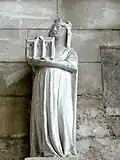 Statue de reine donatrice tenant une chapelle à trois fenêtres.