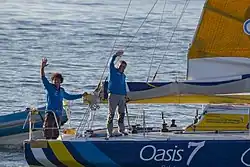 Les deux skippers sur leur monocoque saluent le public lors du départ de la Transat Jacques Vabre
