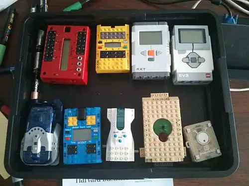 Plusieurs modèles de briques Lego Mindstorms