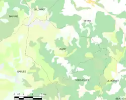 Carte élémentaire montrant les limites de la commune, les communes voisines, les zones de végétation et les routes