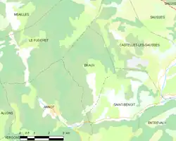 Carte élémentaire montrant les limites de la commune, les communes voisines, les zones de végétation et les routes