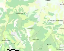 Carte élémentaire montrant les limites de la commune, les communes voisines, les zones de végétation et les routes