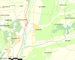 Carte élémentaire montrant les limites de la commune, les communes voisines, les zones de végétation et les routes