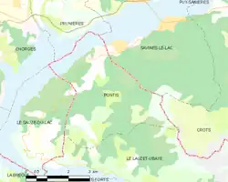 Carte élémentaire montrant les limites de la commune, les communes voisines, les zones de végétation et les routes