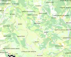 Carte élémentaire montrant les limites de la commune, les communes voisines, les zones de végétation et les routes