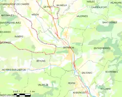 Carte élémentaire montrant les limites de la commune, les communes voisines, les zones de végétation et les routes