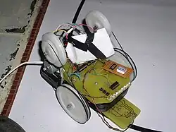 Maquette d'un robot filoguidé.