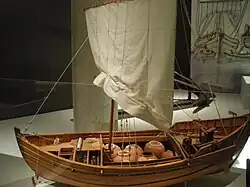 Maquette d'un navire fluviomaritime romain transportant des dolia.