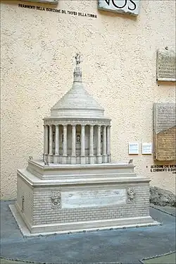 Reconstitution du Trophée des Alpes. Les Vergunni sont mentionnés au début de la dernière ligne de l'inscription