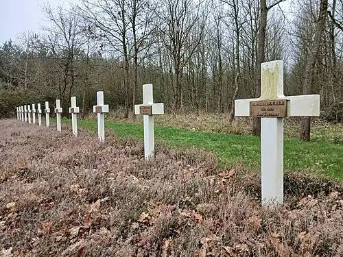 Le cimetière du maquis comportant les treize tombes des morts du 28 juin 1944.