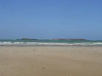 L'île de Téviec (à droite) et le rocher de Guernic (à gauche) vus depuis la plage de Penthièvre