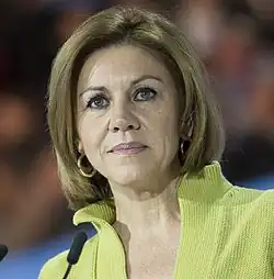 Photographie du visage d'une femme, de face, prononçant un discours.