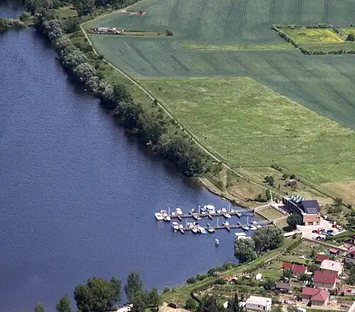 Marina sur la rive de l'Elbe.