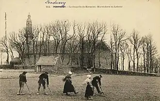 Maraîchers au travail près de la chapelle de Kersaint au début du XXe&nbsp;siècle (carte postale Villard).