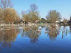 Maisons de Brière ont toutes leur accès particulier à la "curée", où est stationné le chaland familial