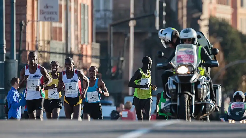 Groupe élite sur le pont neuf.