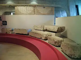 Blocs des gradins, places marquées aux noms de peuples gaulois.